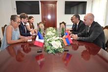 ՍՅՈՒՆԻՔԻ ՄԱՐԶՊԵՏ ՌՈԲԵՐՏ ՂՈՒԿԱՍՅԱՆՆ ԸՆԴՈՒՆԵԼ Է ՀՀ-ՈՒՄ ՖՐԱՆՍԻԱՅԻ ԴԵՍՊԱՆ ՕԼԻՎԻԵ ԴԸԿՈՏԻՆՅԻԻՆ
